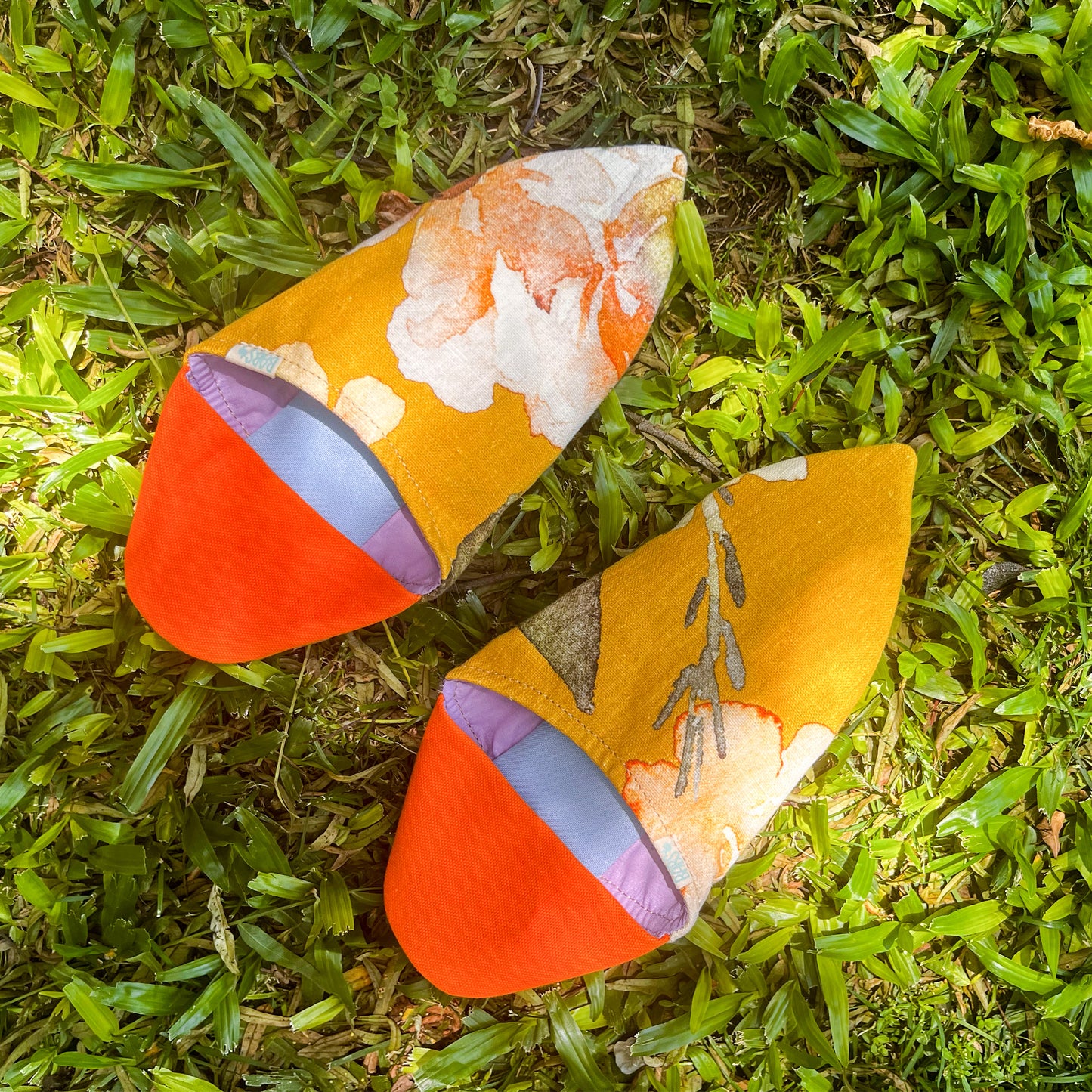 BABS Jardim Amarelo - Coleção Primavera/Verão em Linho. Edição Artesanal Inspirada nas Ruas Portuguesas. Feitas à mão em Portugal no jardim.