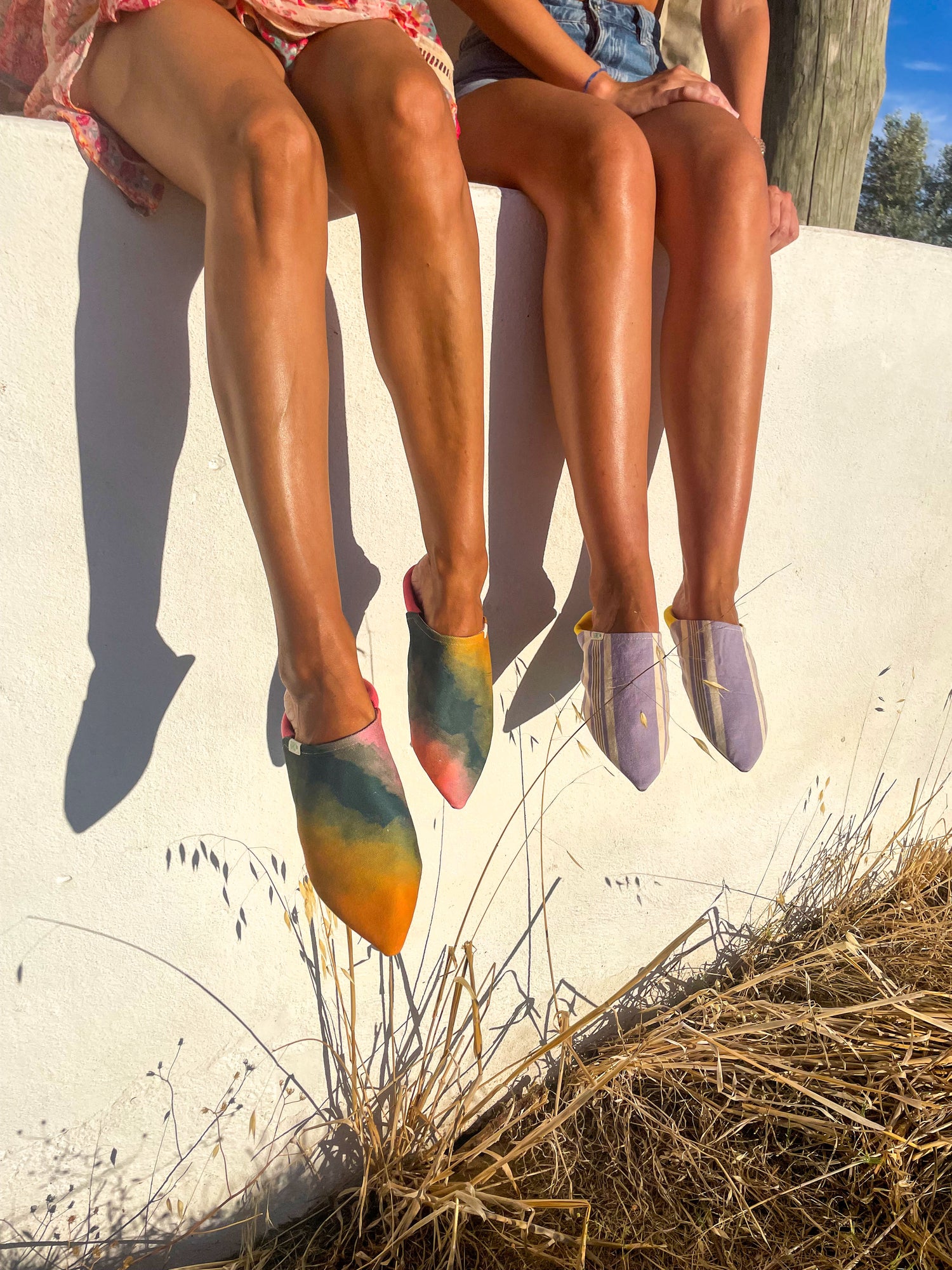 Babs coloridas feitas a mão em Portugal no verão imagem de campanha ar livre